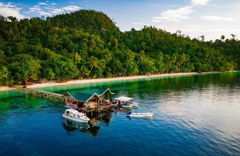 1_c6bo-voyages-plongee-indonesie-raja-ampat-biodiversity-resort-dive-boat-ubicacion-jetty-aerial-view