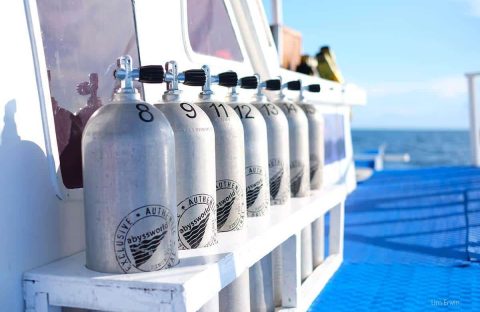 3_Philippines-Bateau-diveboat-Abyssworld-Bangka-LIM-ERWIN-diving-bottles