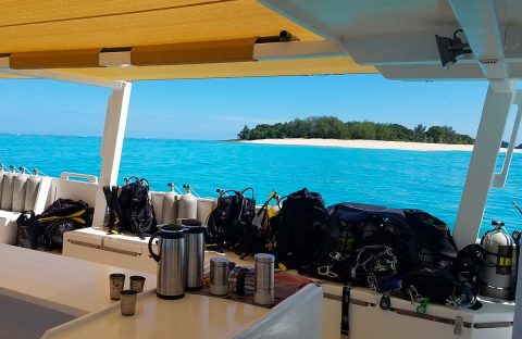 3_c6bo-voyage-plongee-madagascar-iles-radames-bateau-plongee-scuba-nosy-be-bateau-interieur-vue-ile