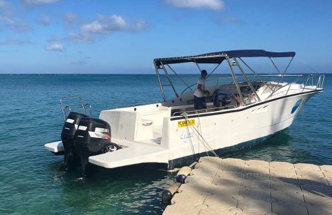 c6bo-voyage-plongee-ile-maurice-sejour-grand-baie-Hibiscus-Beach-Resort-Spa-dive-boat