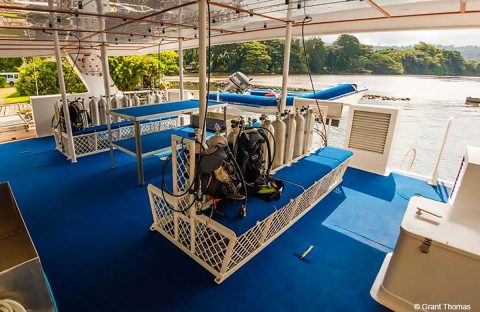 c6bo-voyage-plongee-papouasie-nouvelle-guinee-walindi-plantation-resort-mv-oceania-croisiere-Dive_Deck_Grant_Thomas