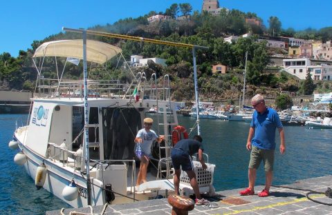 ustica-italie-profondo-blu-resort-dive-boat-port